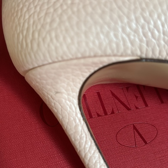 Never worn Valentino pebbled calfskin rockstud pumps. - Picture 4 of 6